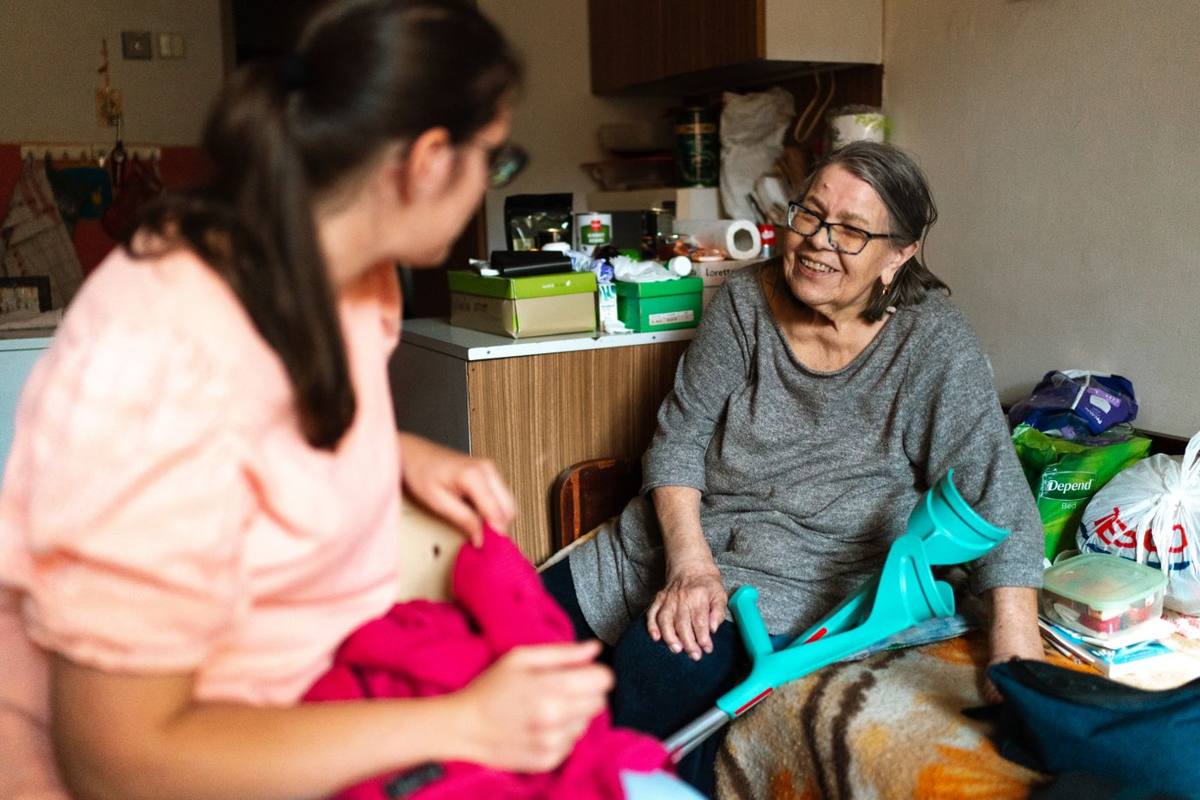 Zorgverlener helpt een oudere vrouw thuis (tijdelijke stockfoto, Pexels 29372730)